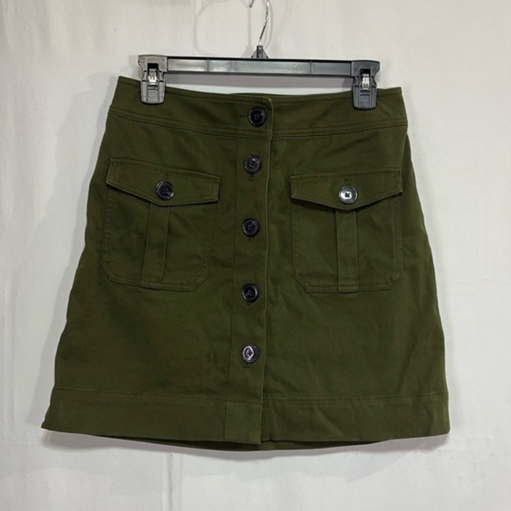 👑 Ann Taylor Olive Green button front skirt with patch pockets